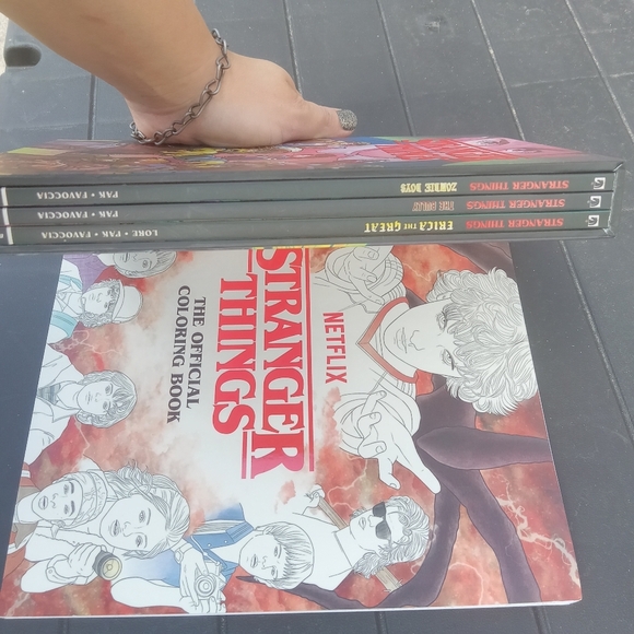 Netflix Stranger Things Graphic Novel 3 Book Boxedset + Official Coloring Book - Picture 4 of 7